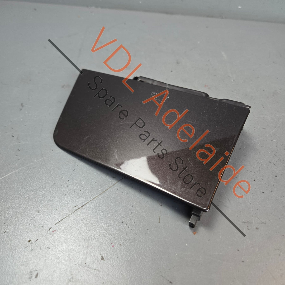 7H0809905E    VW Transporter T5 Left Side Fuel Filler Door Flap Cap 7H0809905E