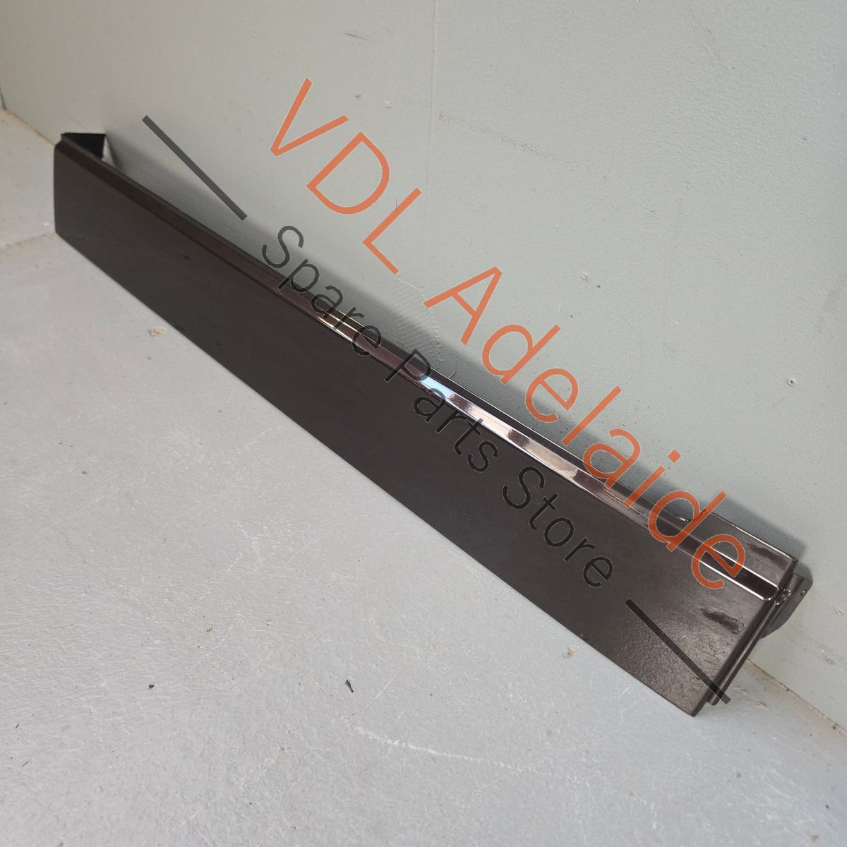 7H1843796H    VW Transporter T5 Right Sliding Door lower Trim Cover 7H1843796H