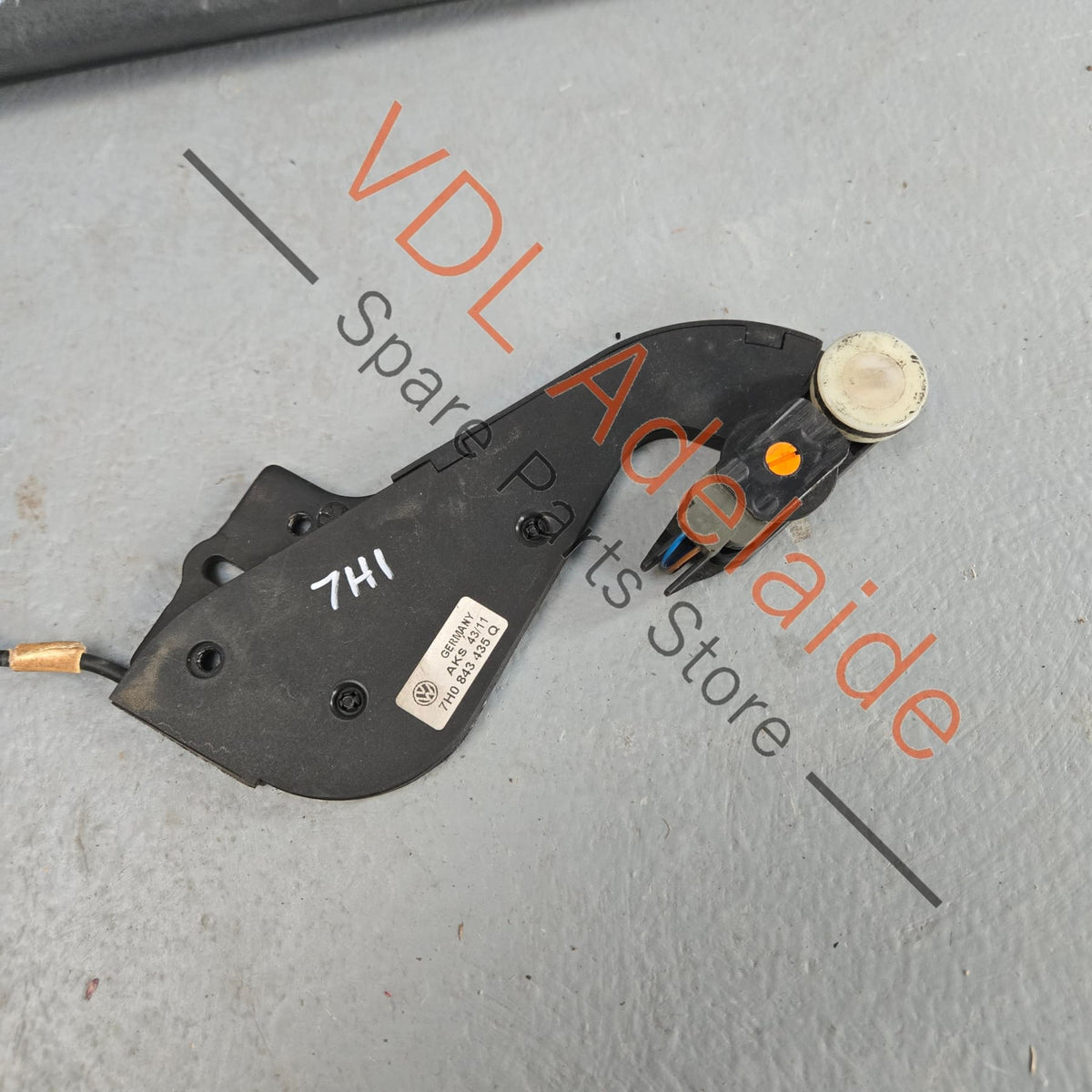7H0843435Q 7E0843435C   VW Transporter T5 T6 Left Side Door Roller Guide 7H0843435Q 7E0843435C