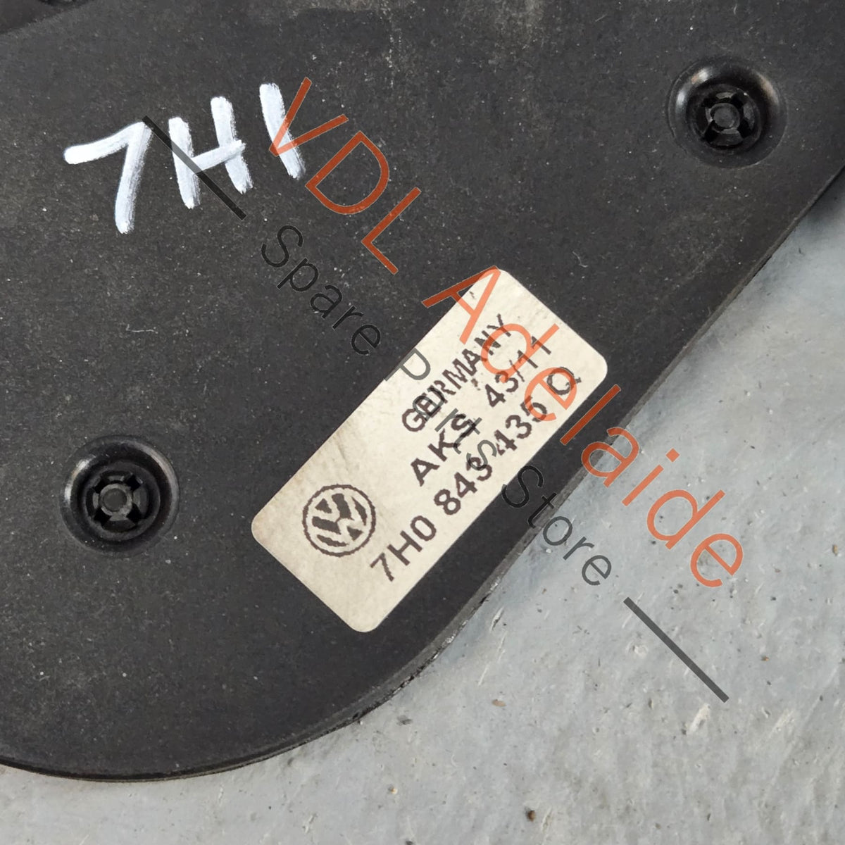 7H0843435Q 7E0843435C   VW Transporter T5 T6 Left Side Door Roller Guide 7H0843435Q 7E0843435C