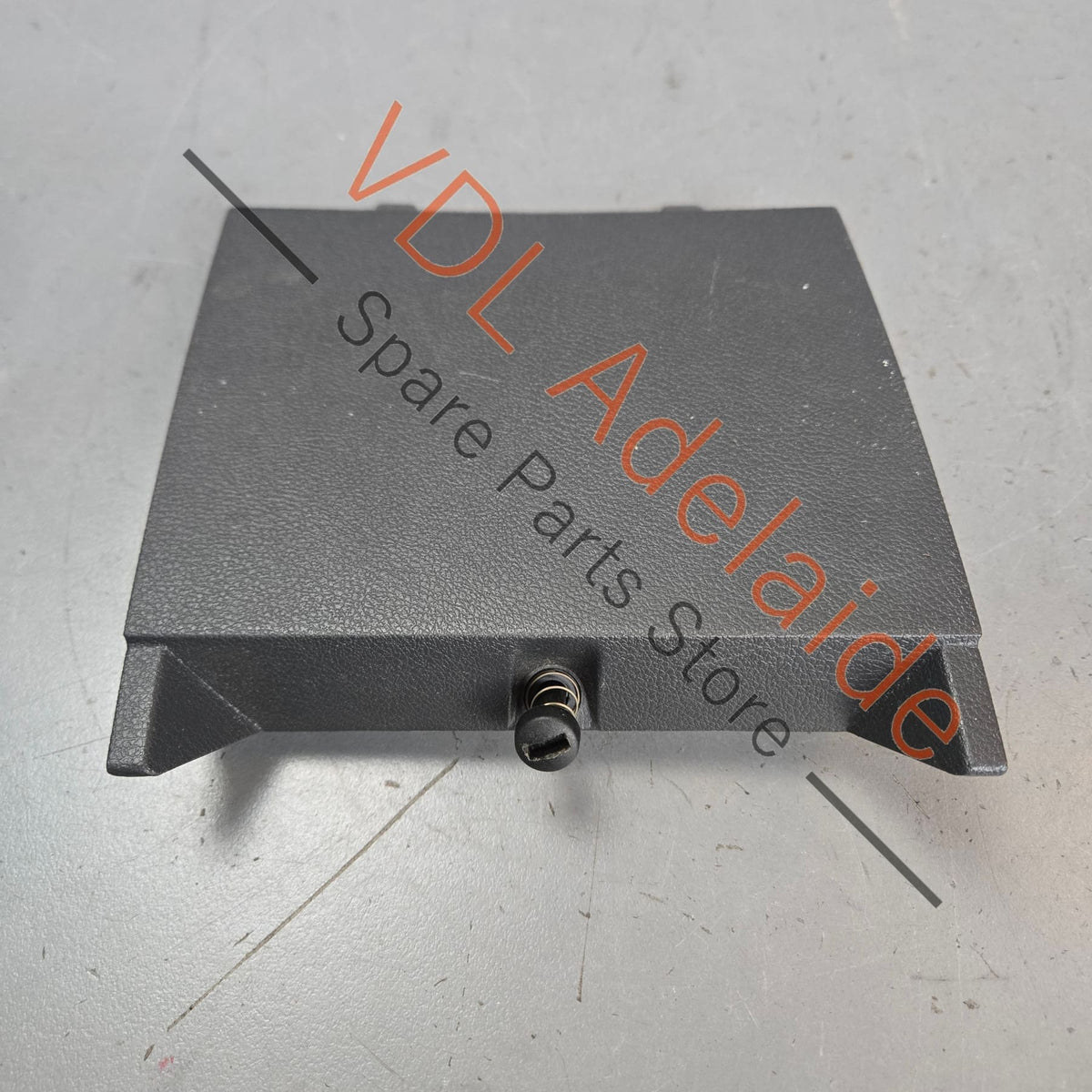 7H2857151    VW Transporter T5 Dashboard fuse relay cover Trim 7H2857151