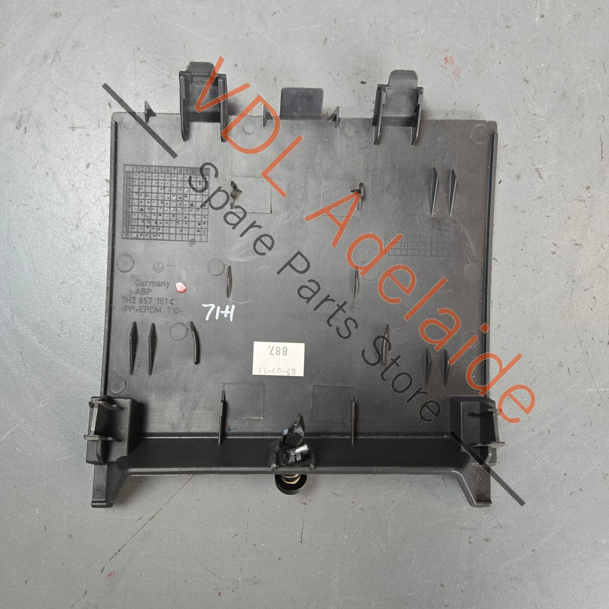 7H2857151    VW Transporter T5 Dashboard fuse relay cover Trim 7H2857151