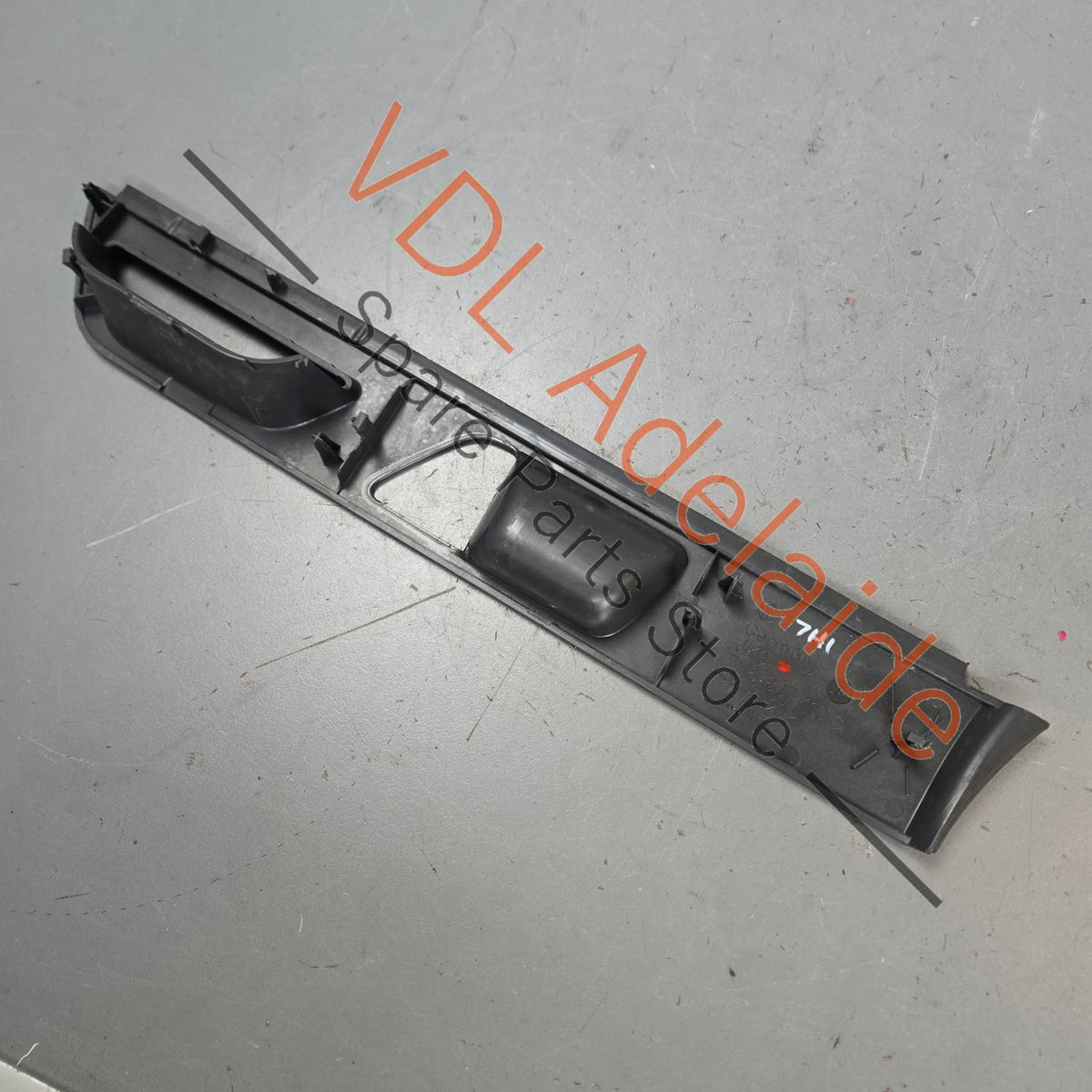 7H6867410C    VW Transporter Multivan T5 Front Right Door Trim Insert for Door Handle 7H6867410C