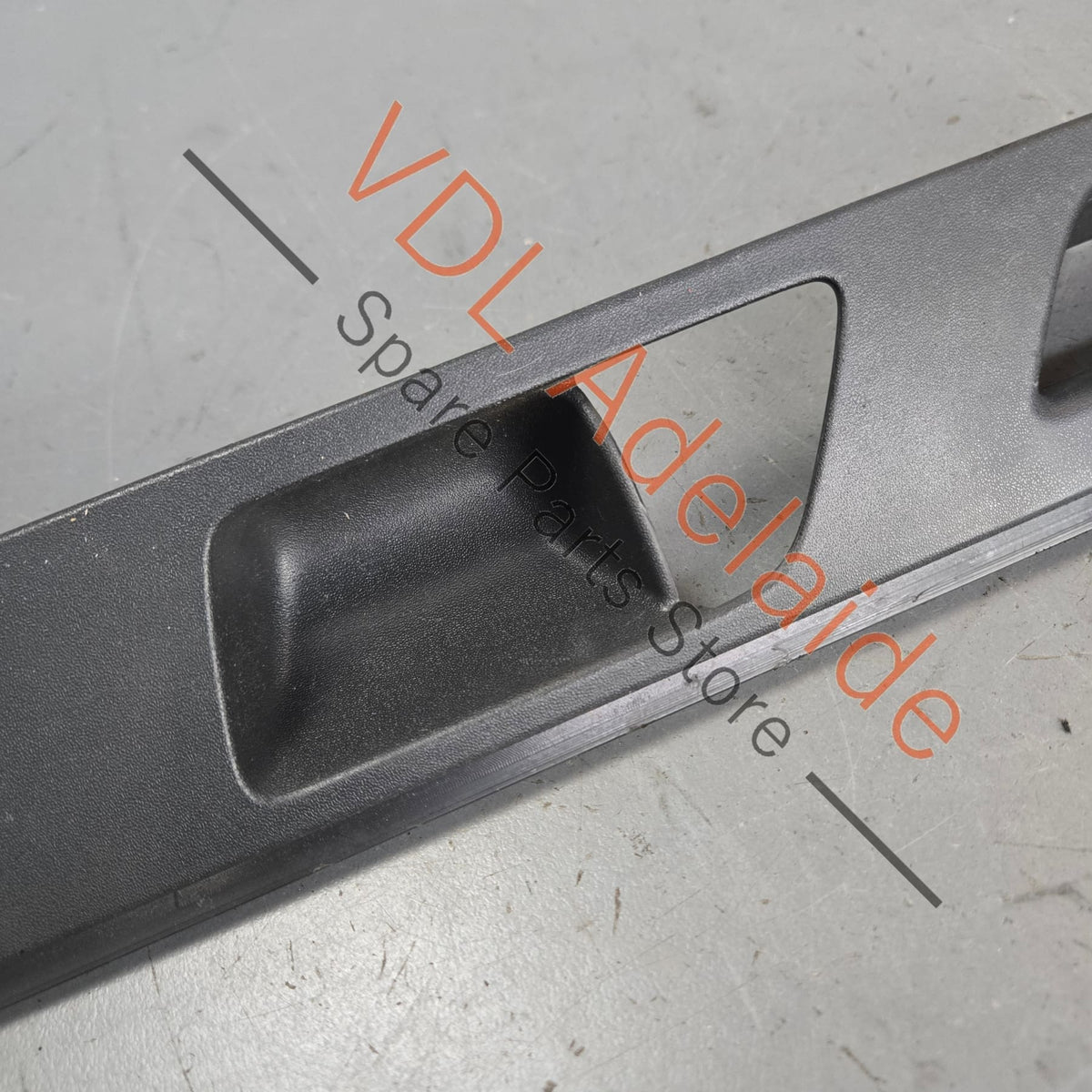 7H6867409C    VW Transporter Multivan T5 Front Left Door Trim Insert for Door Handle 7H6867409C
