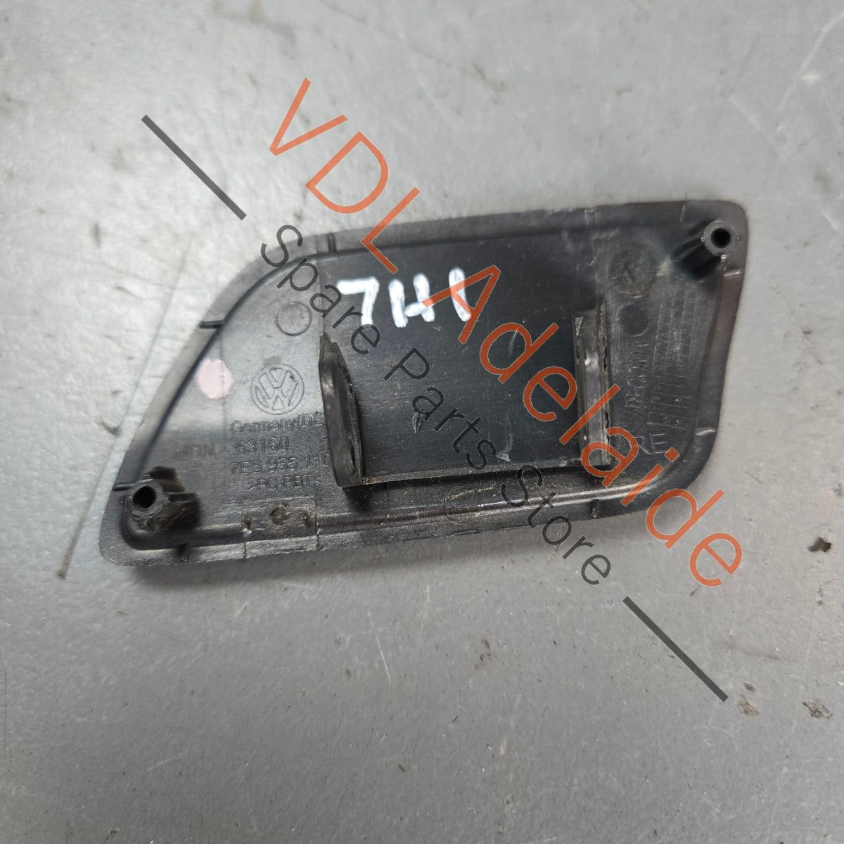 7E5955110    VW Transporter Multivan T5 Right Bumper Headlight Washer Cap Cover 7E5955110