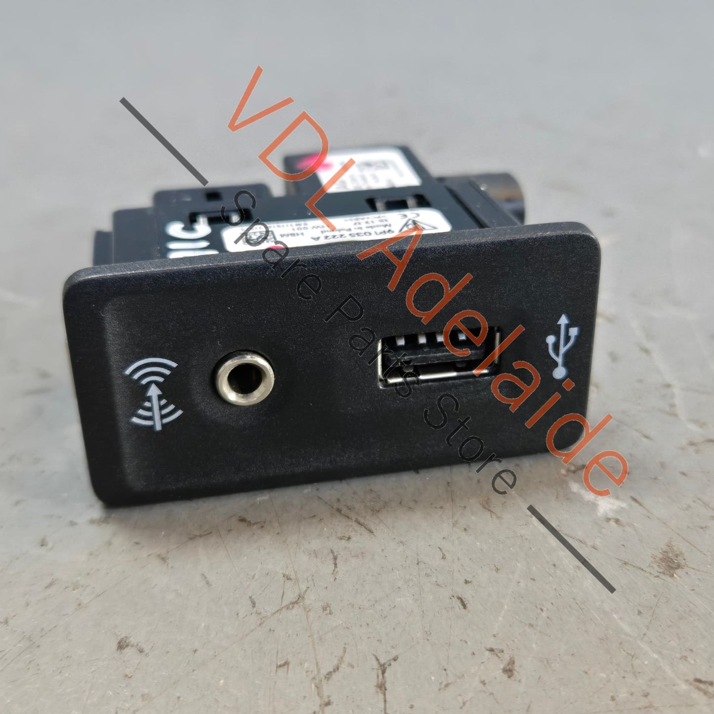 5Q0035726H 9A764222220   Porsche Audi Volkswagen USB Socket Auxiliary Jack 5Q0035726H 9A764222220