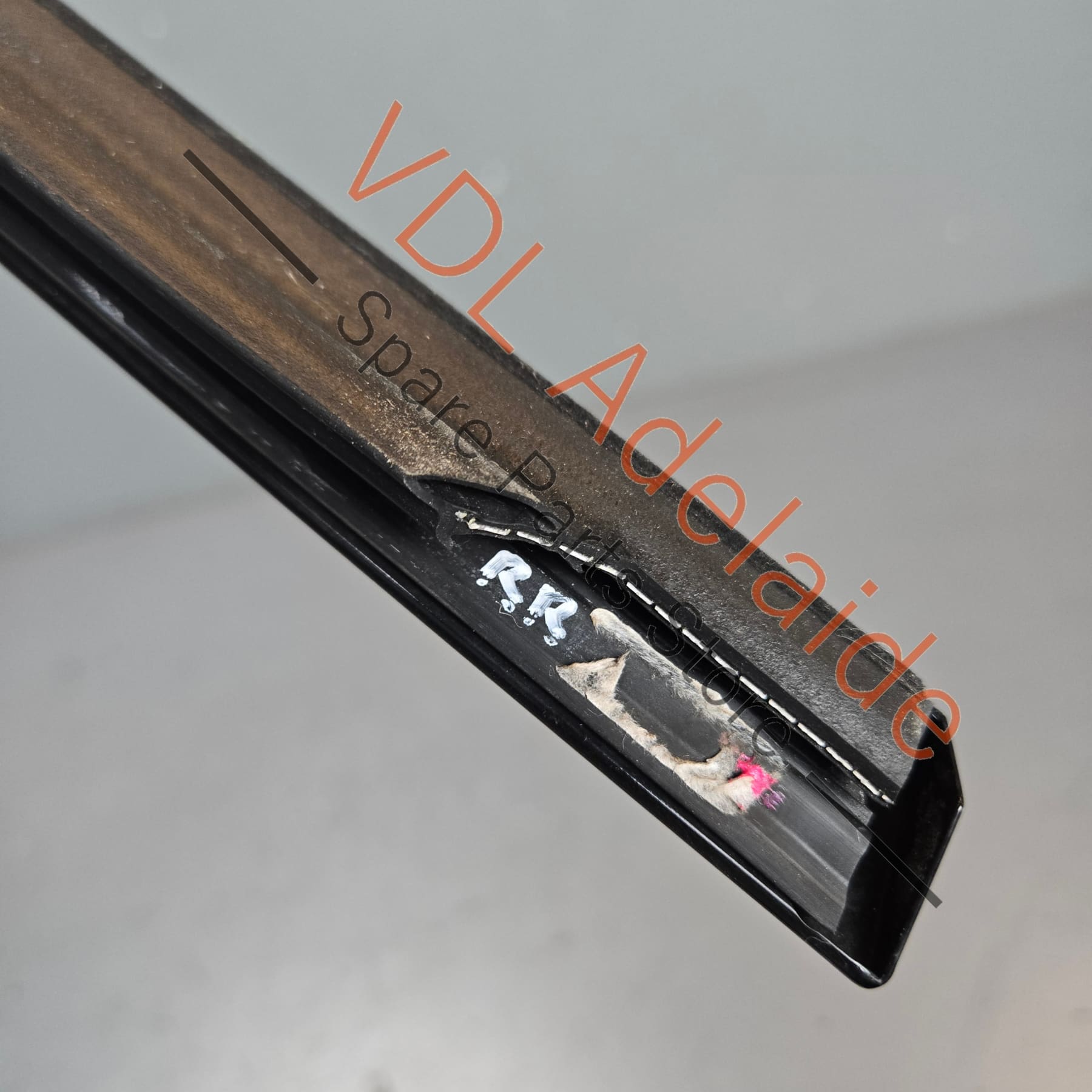 974839476B 041 974839476B   Porsche Panamera Right Rear Lower Door Gloss Black Exterior Trim Molding Weather Seal 974839476B 041