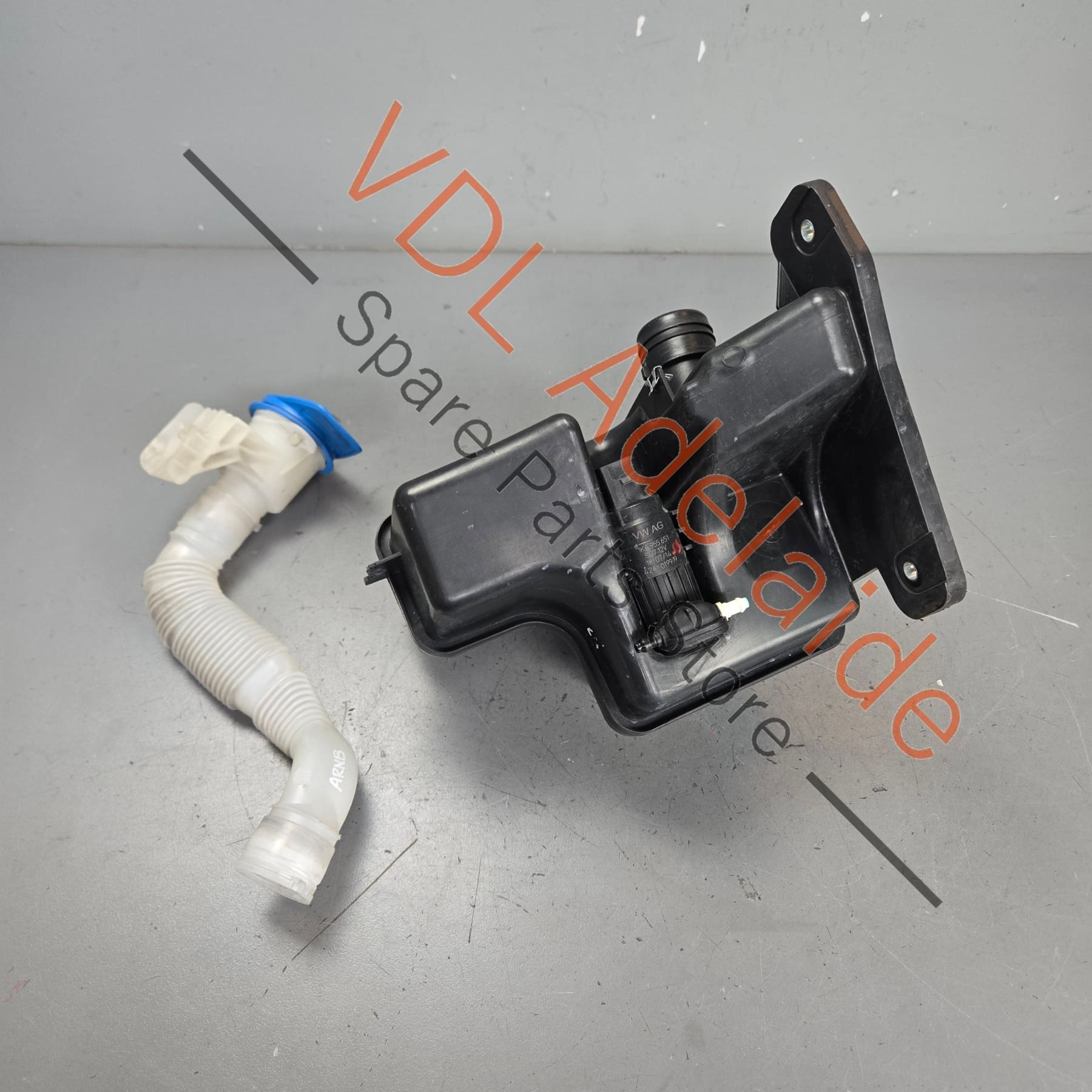 5G0955453J    VW Golf MK7 GTi Windscreen Washer Bottle Tank for vehicles without Headlight Washer System 5G0955453J