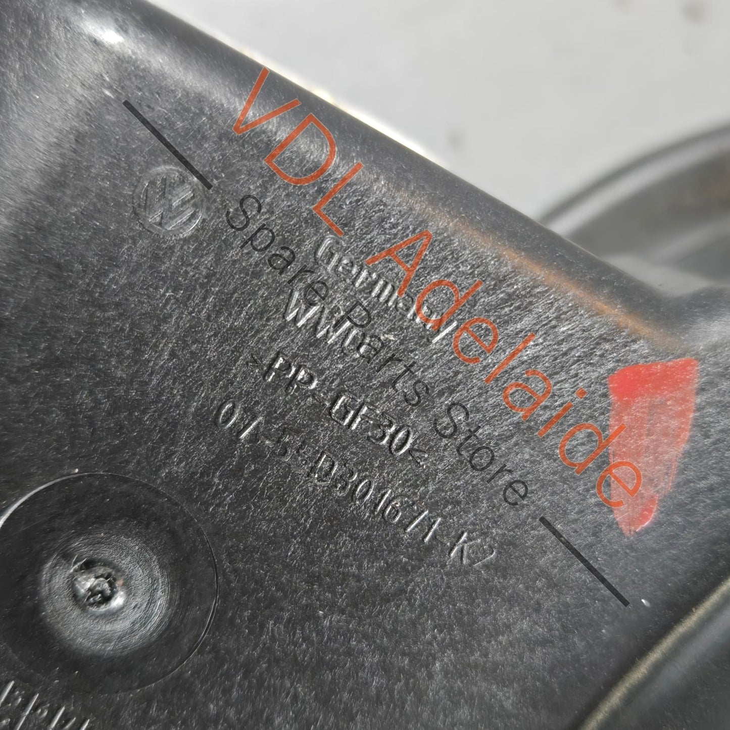 5G0809857    VW Golf MK7 Fuel Filler Flap Cap 5G0809909 5G0809857 Pure White 0Q0Q C9A