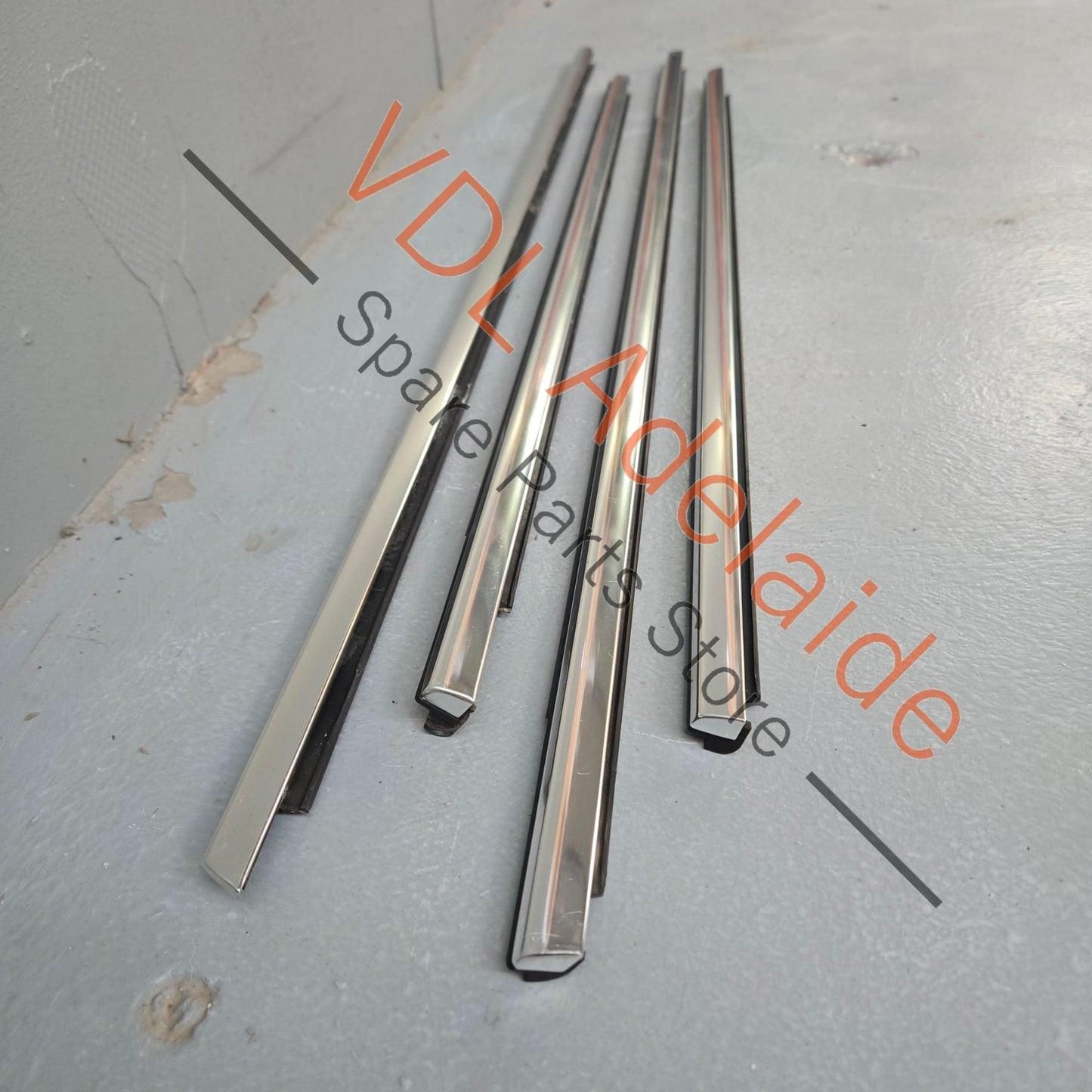 7P0839476G7Z7 7P0837476G7Z7 7P0839475G7Z7 7P0837476H7Z7 VW Touareg 7P Window Lower Exterior Trim Set "Glossy Aluminium"