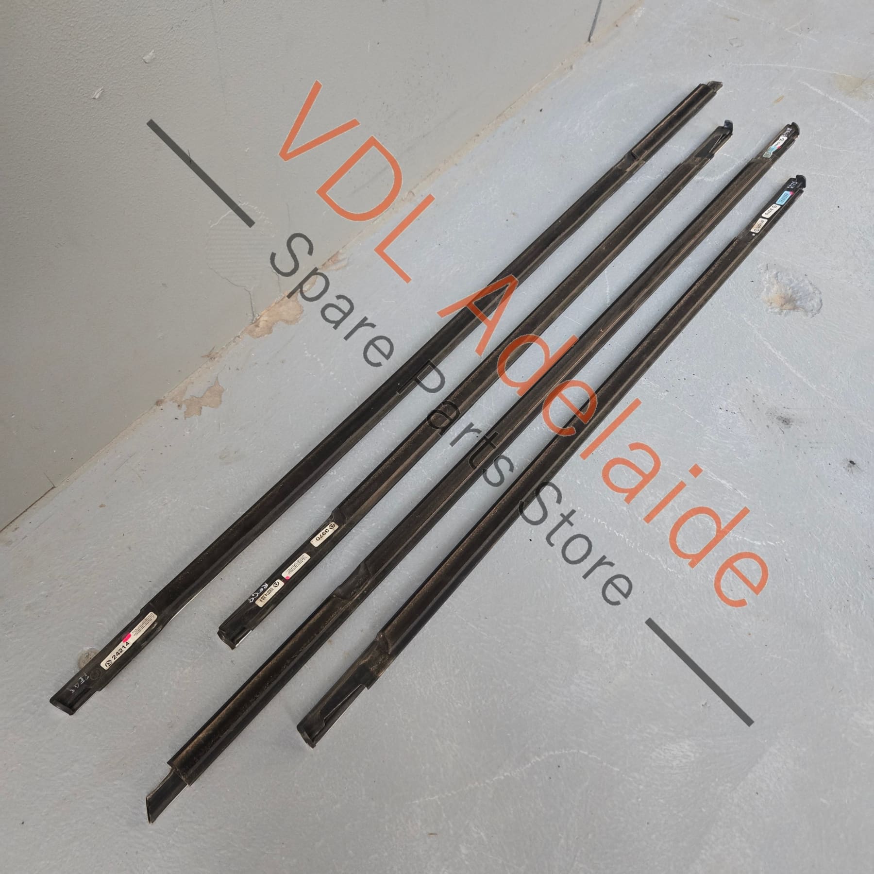 7P0839476G7Z7 7P0837476G7Z7 7P0839475G7Z7 7P0837476H7Z7 VW Touareg 7P Window Lower Exterior Trim Set "Glossy Aluminium"
