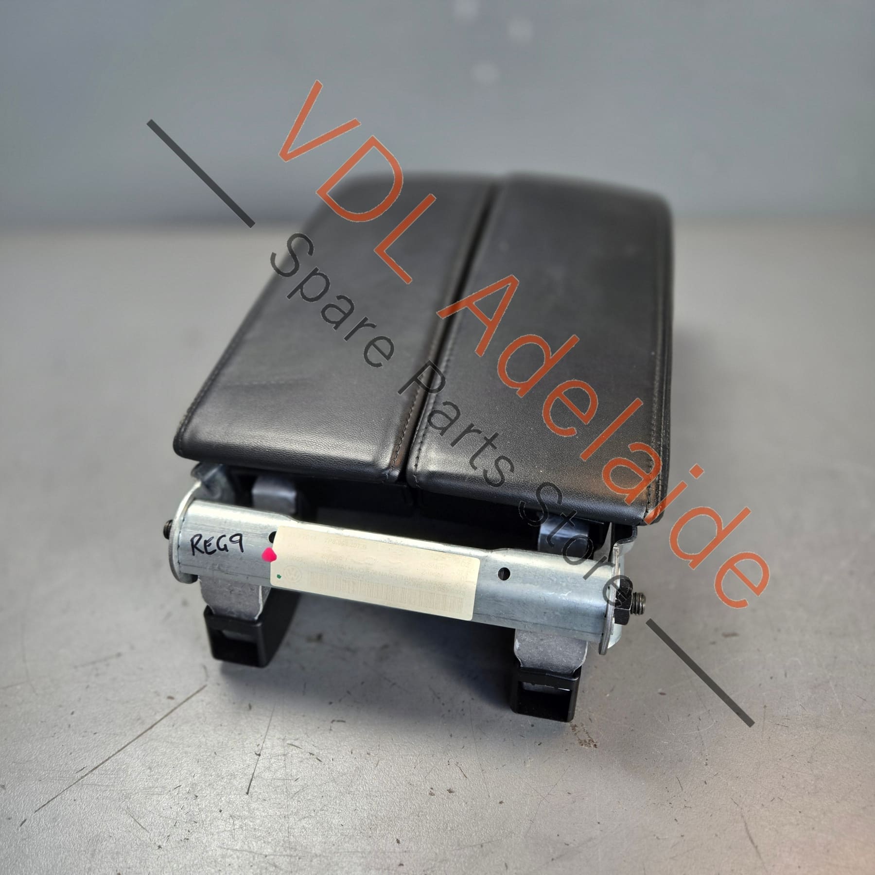7P6864207BE74 7P6864207BK84   VW Touareg 7P 2-Part Armrest Arm Rest Black 7P6864207B