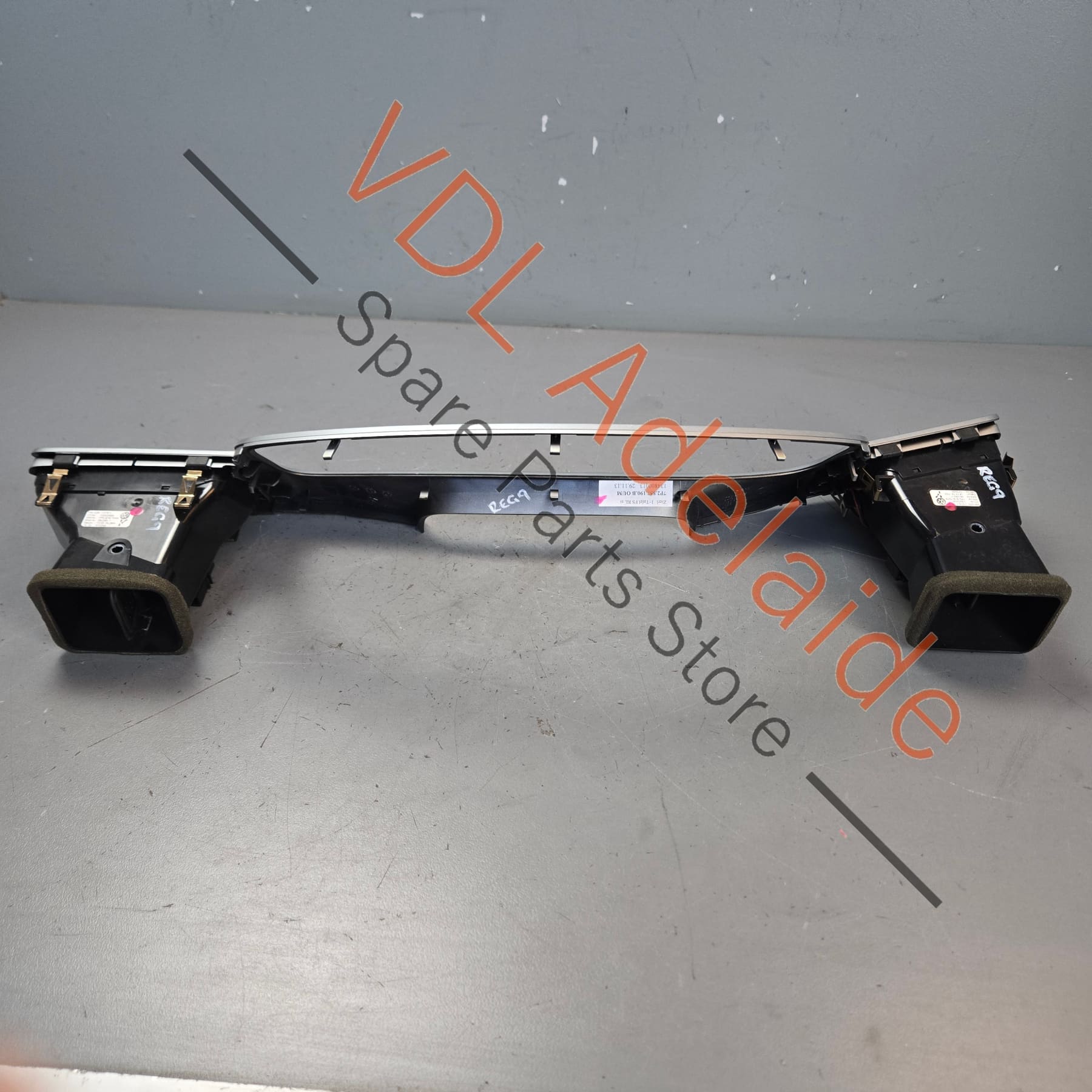 7P2857109BOUM 7P2819727A 7P2819704A 7P2857226BQB4 VW Touareg 7P Trim Surround for Dash Cluster RHD 7P2857109B 7P2857226B Aluminium Matt