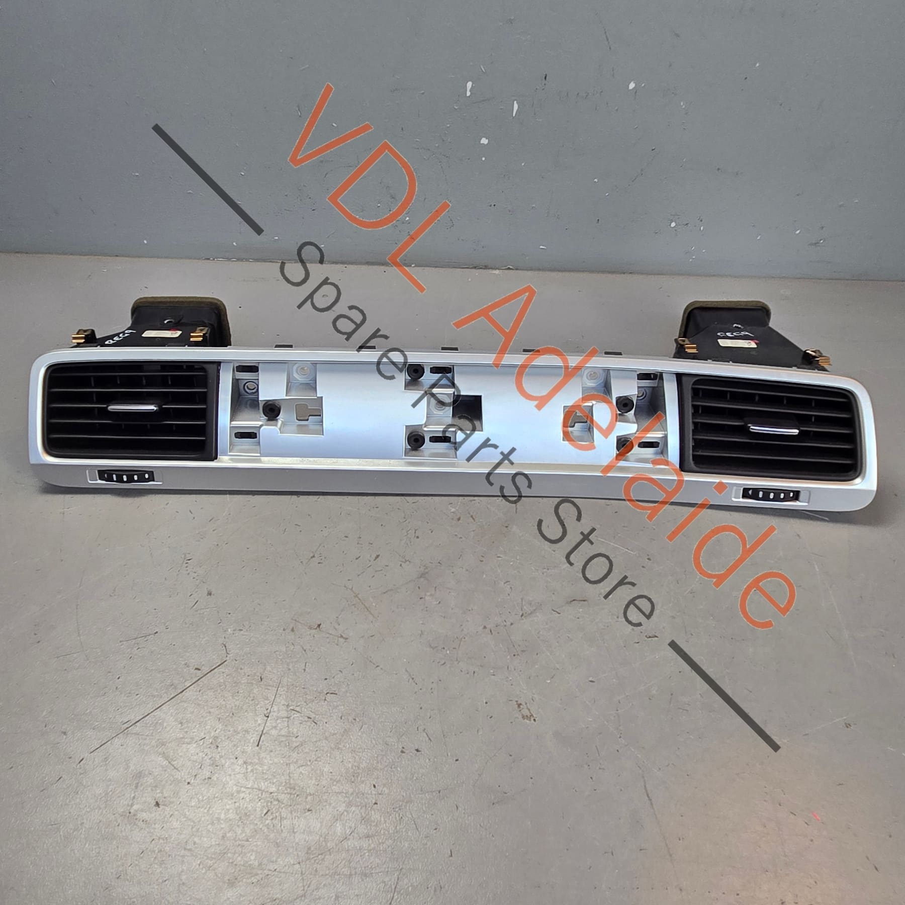 7P2857221AQB4 7P2819728A 7P2819703A 7P2857189AOUM VW Touareg 7P Passenger Dash Insert & Vents RHD 7P2857221A 7P2857189A Aluminium Matt