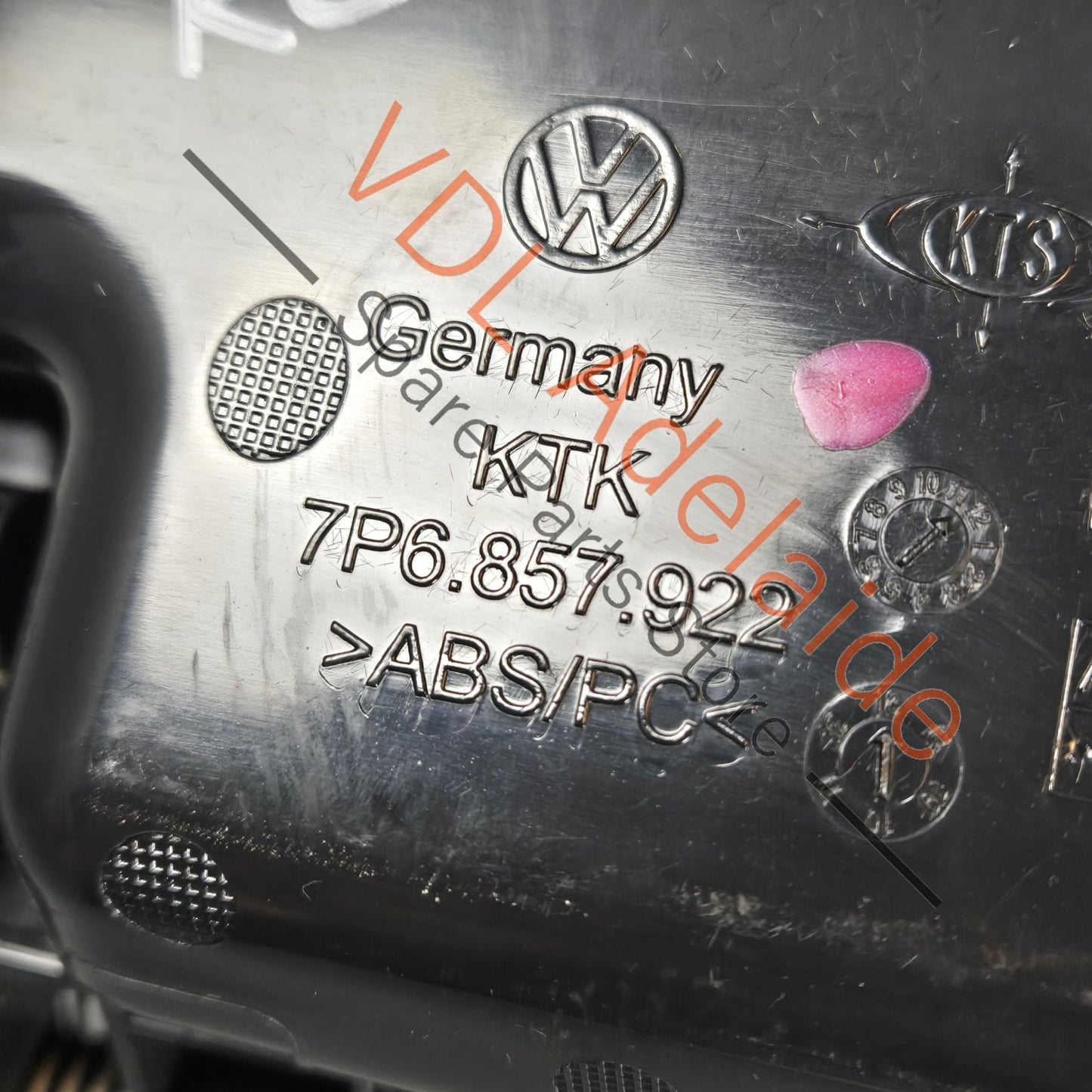 7P6857922G81U    VW Touareg 7P Dash Top Centre Stowage Storage Compartment 7P6857922G