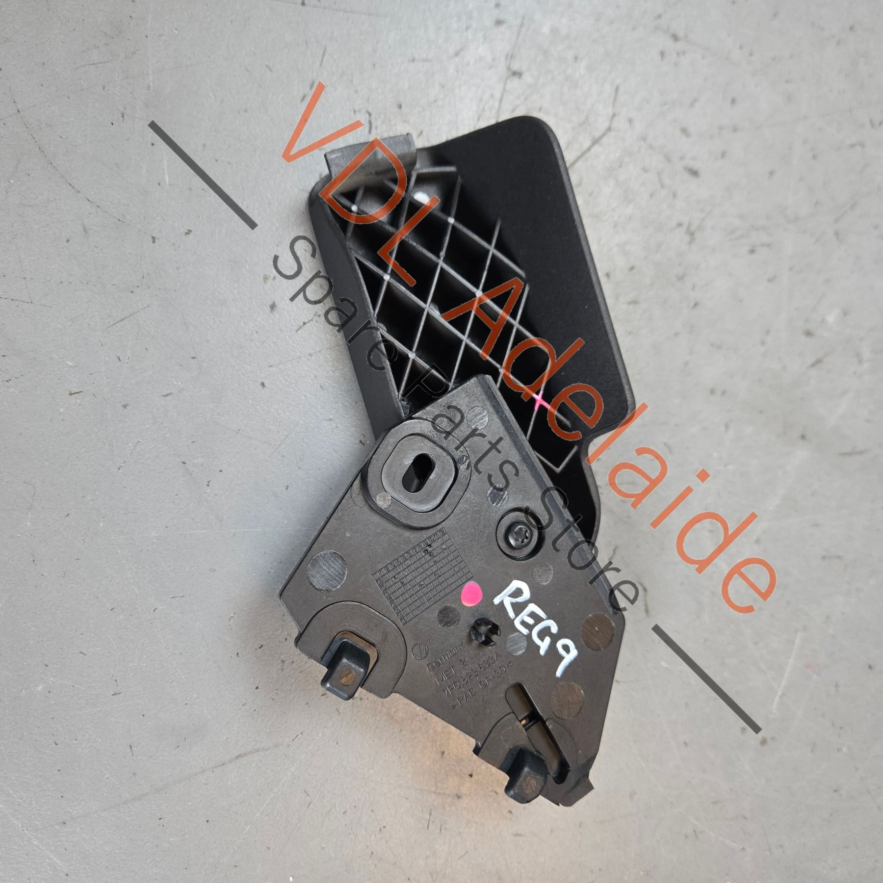 7P0823633A 4L2823533A   VW Touareg 7P Bonnet Release Lever Pull Grip 7P0823633A 4L2823533A