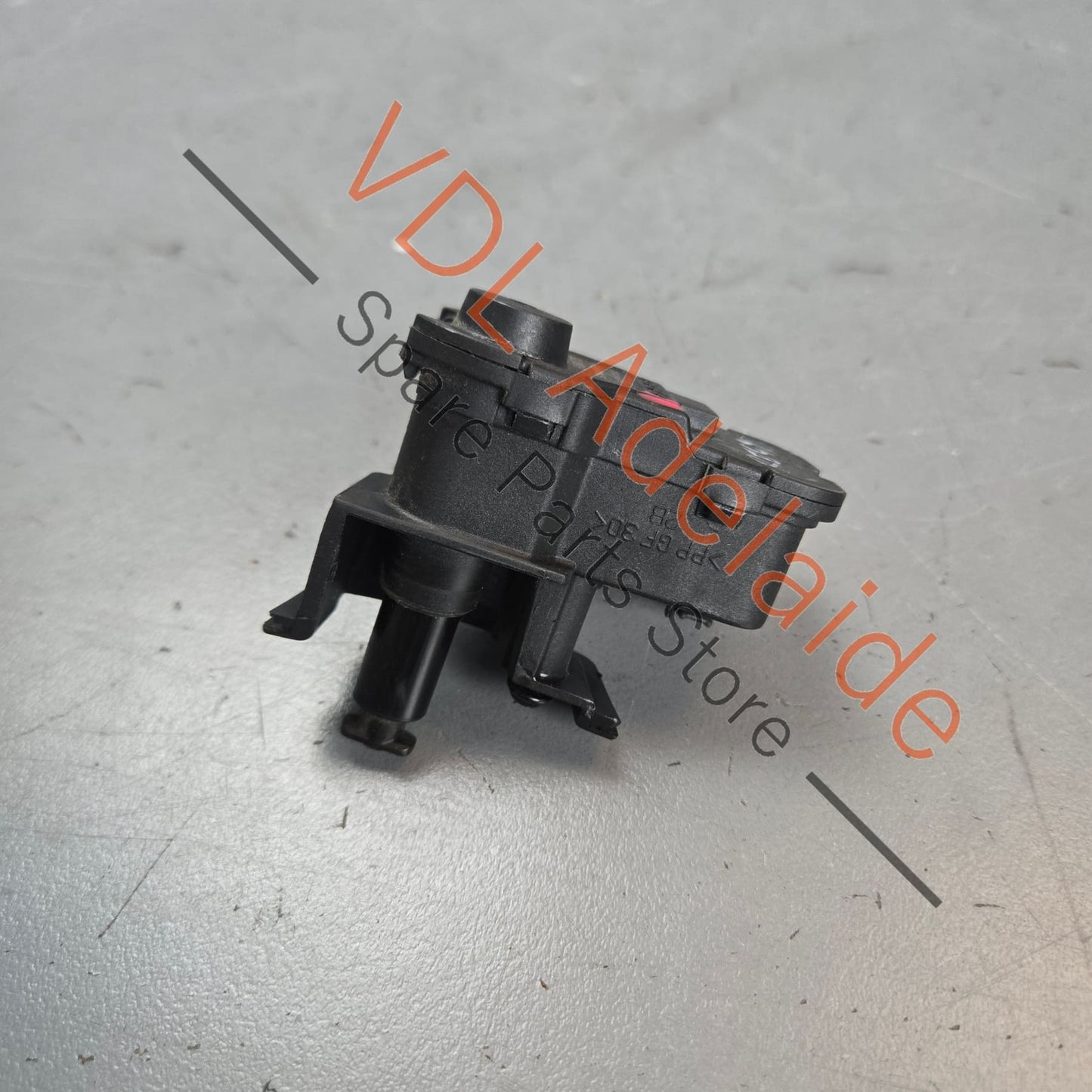 7P0810773D 7P0810773F   VW Touareg 7P Throttle Control Opening Element for Fuel Filler Flap 7P0810773D