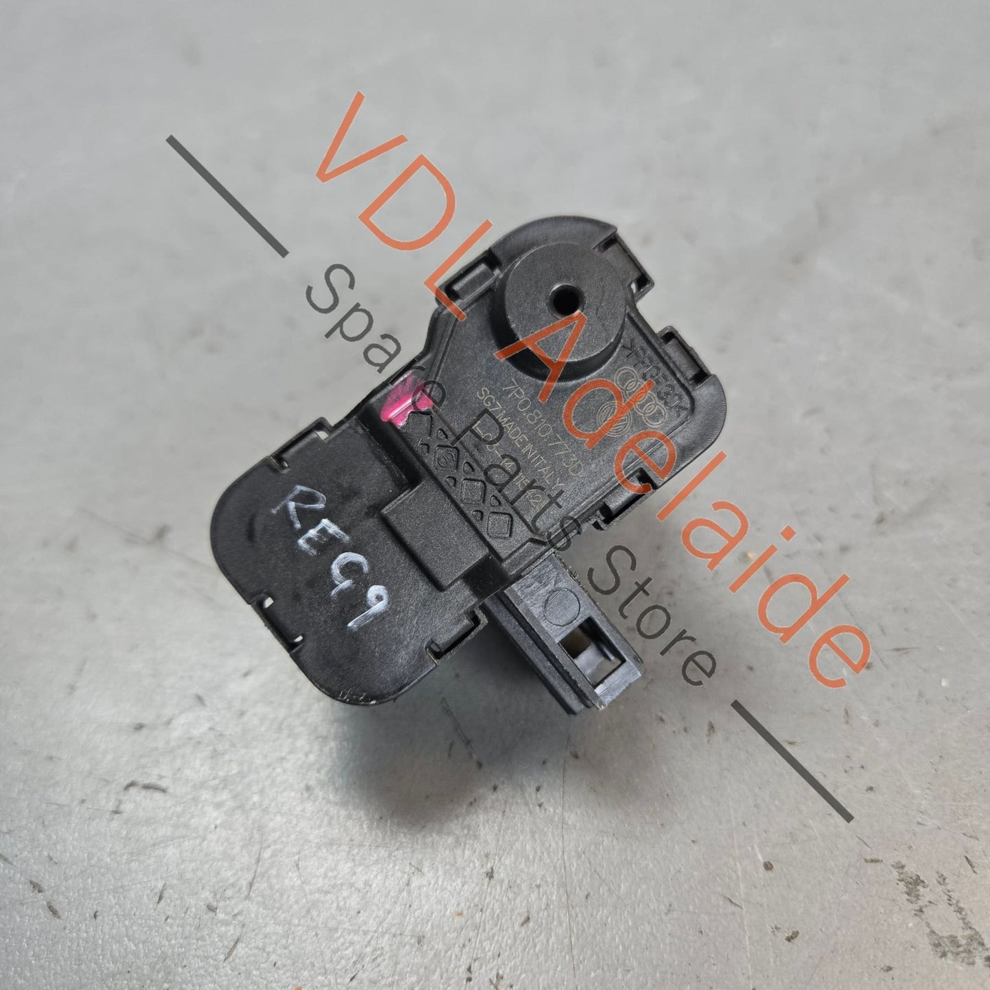 7P0810773D 7P0810773F   VW Touareg 7P Throttle Control Opening Element for Fuel Filler Flap 7P0810773D