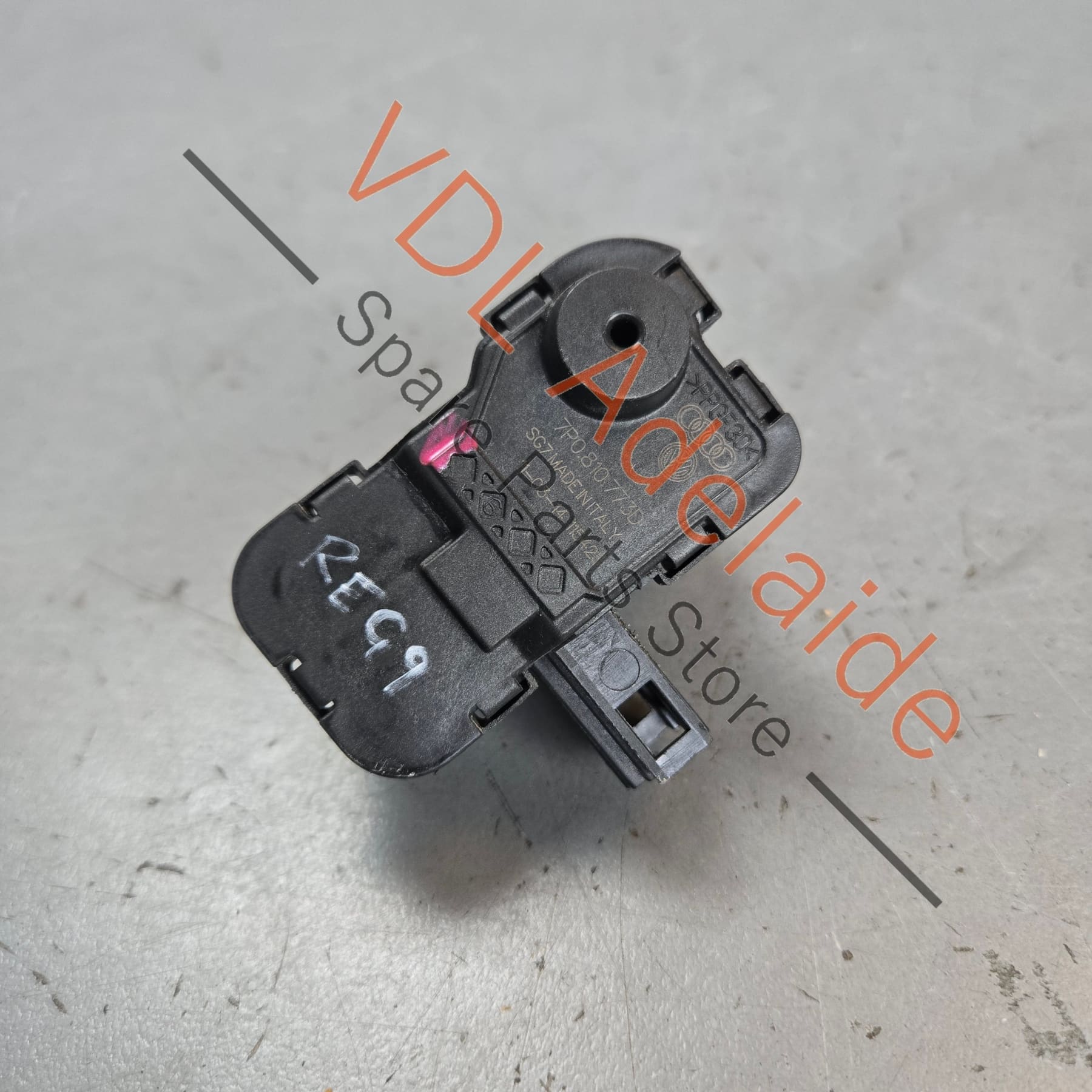 7P0810773D 7P0810773F   VW Touareg 7P Throttle Control Opening Element for Fuel Filler Flap 7P0810773D