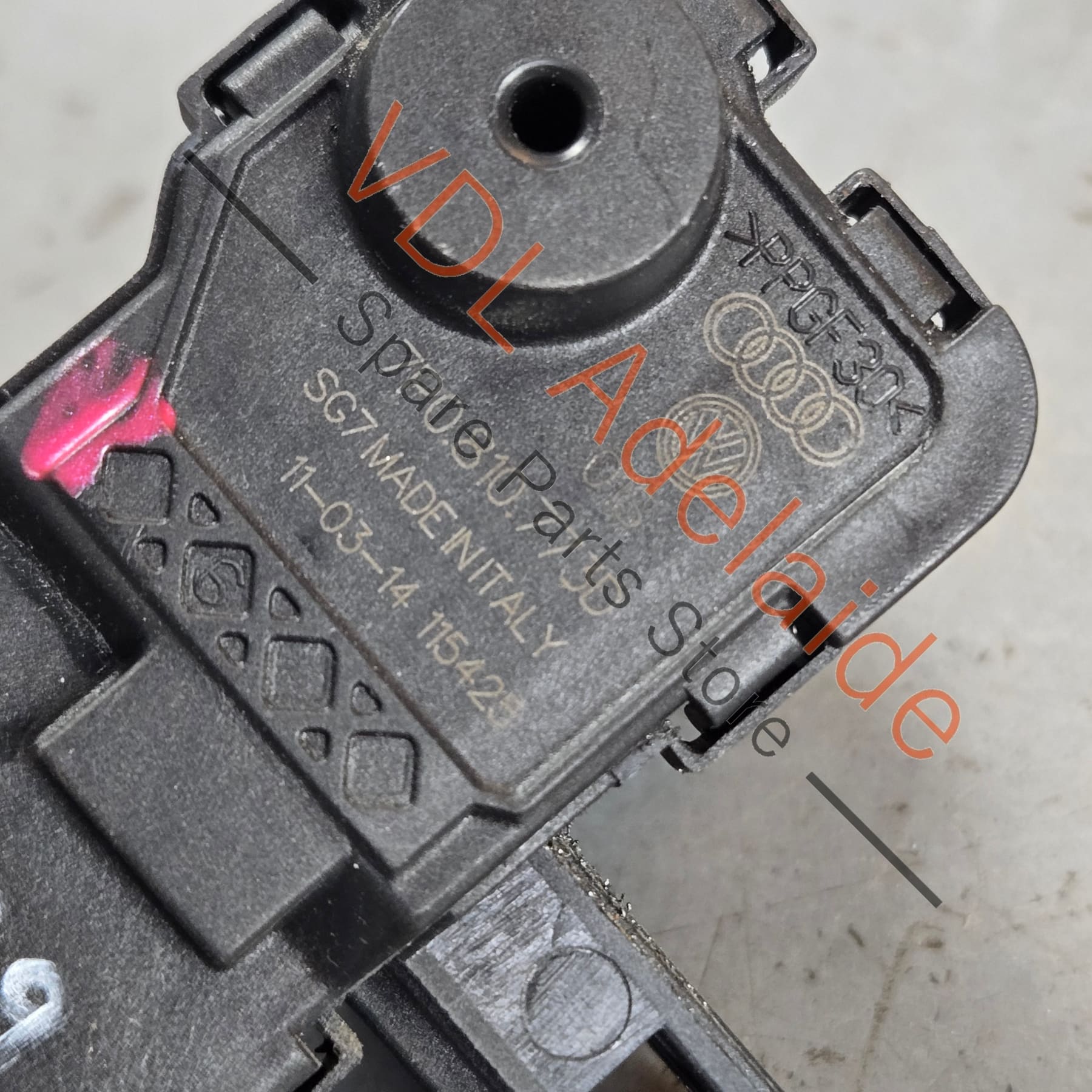 7P0810773D 7P0810773F   VW Touareg 7P Throttle Control Opening Element for Fuel Filler Flap 7P0810773D