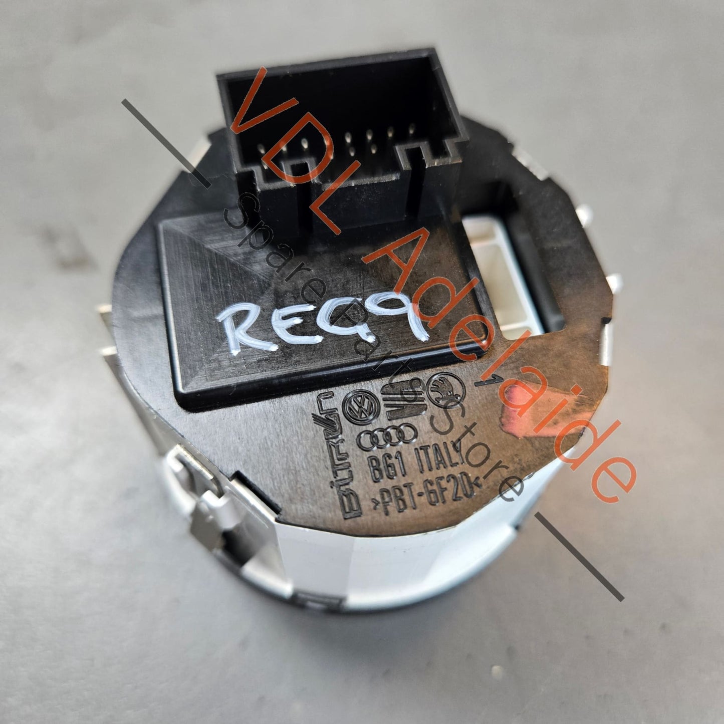 7P6927135A    VW Touareg 7P Switch for Level Control System 7P6927135A