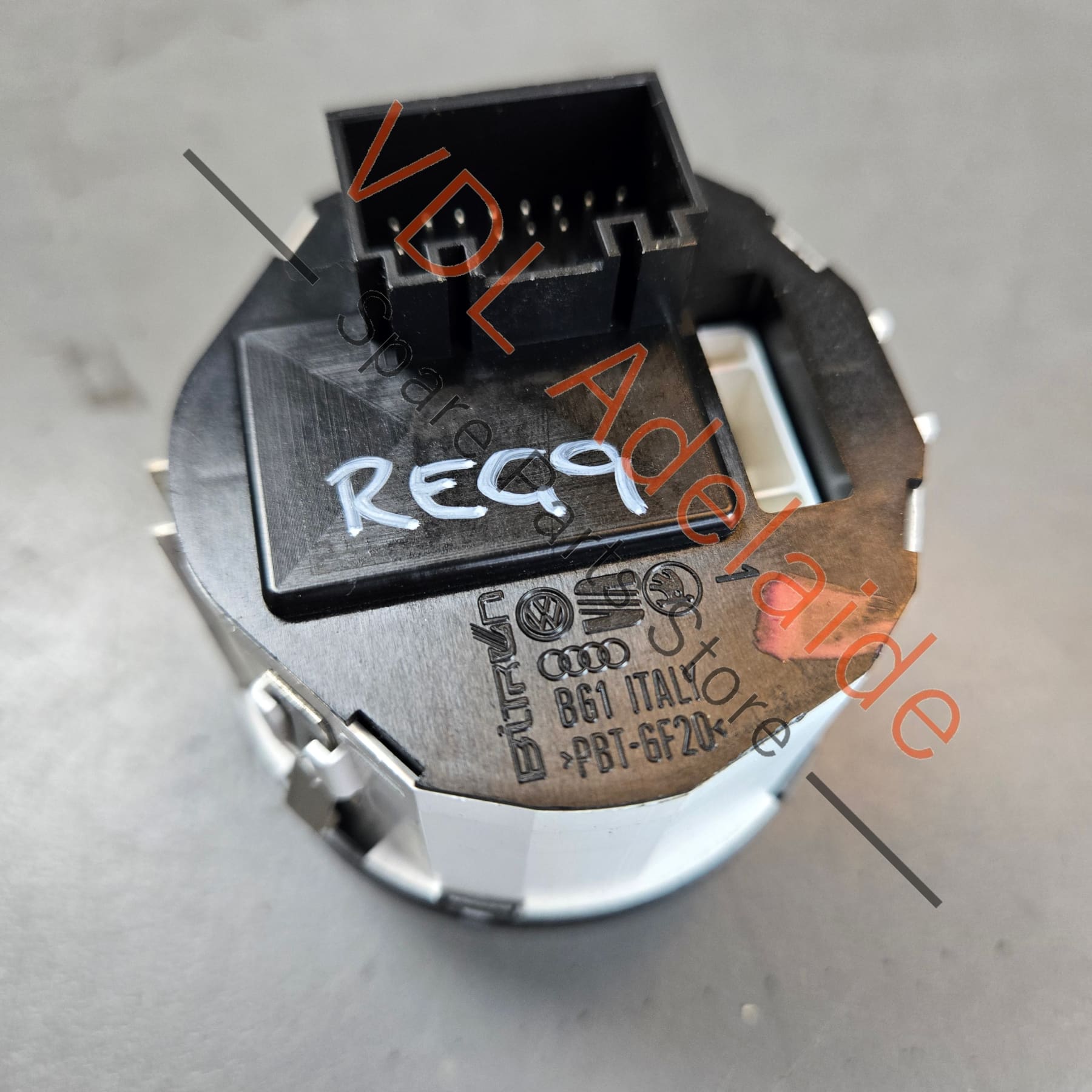 7P6927135A    VW Touareg 7P Switch for Level Control System 7P6927135A
