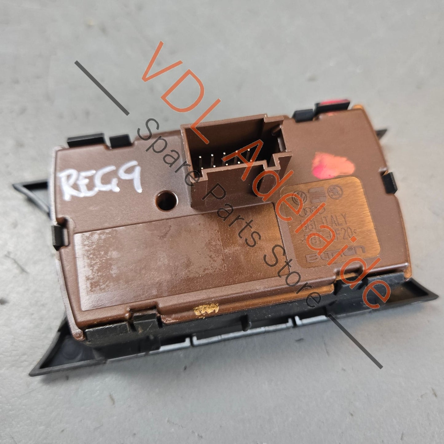 7P6927127G    VW Touareg 7P Switch, ESP, Eco Start-Stop, CDC, Lock 7P6927127G