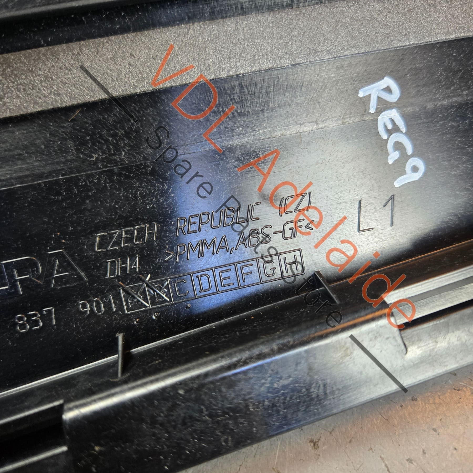 7P6837901B    VW Touareg 7P Front Left B-Pillar Exterior Trim 7P6837901B