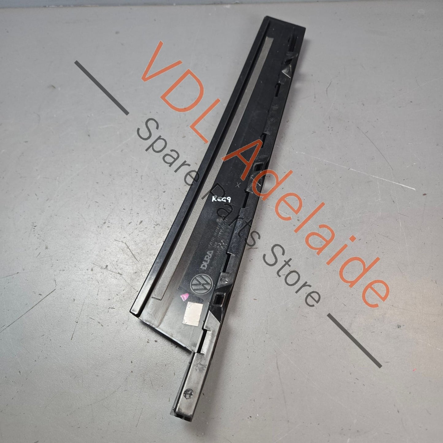 7P6837901B    VW Touareg 7P Front Left B-Pillar Exterior Trim 7P6837901B