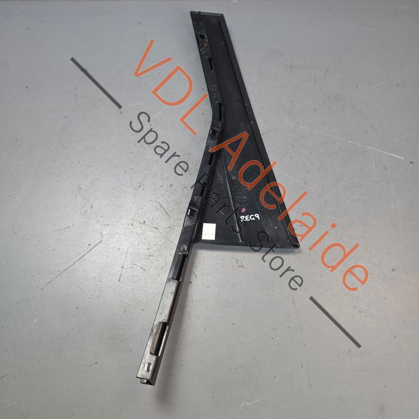 7P6839904C    VW Touareg 7P Rear Right Door Exterior Trim 7P6839904C