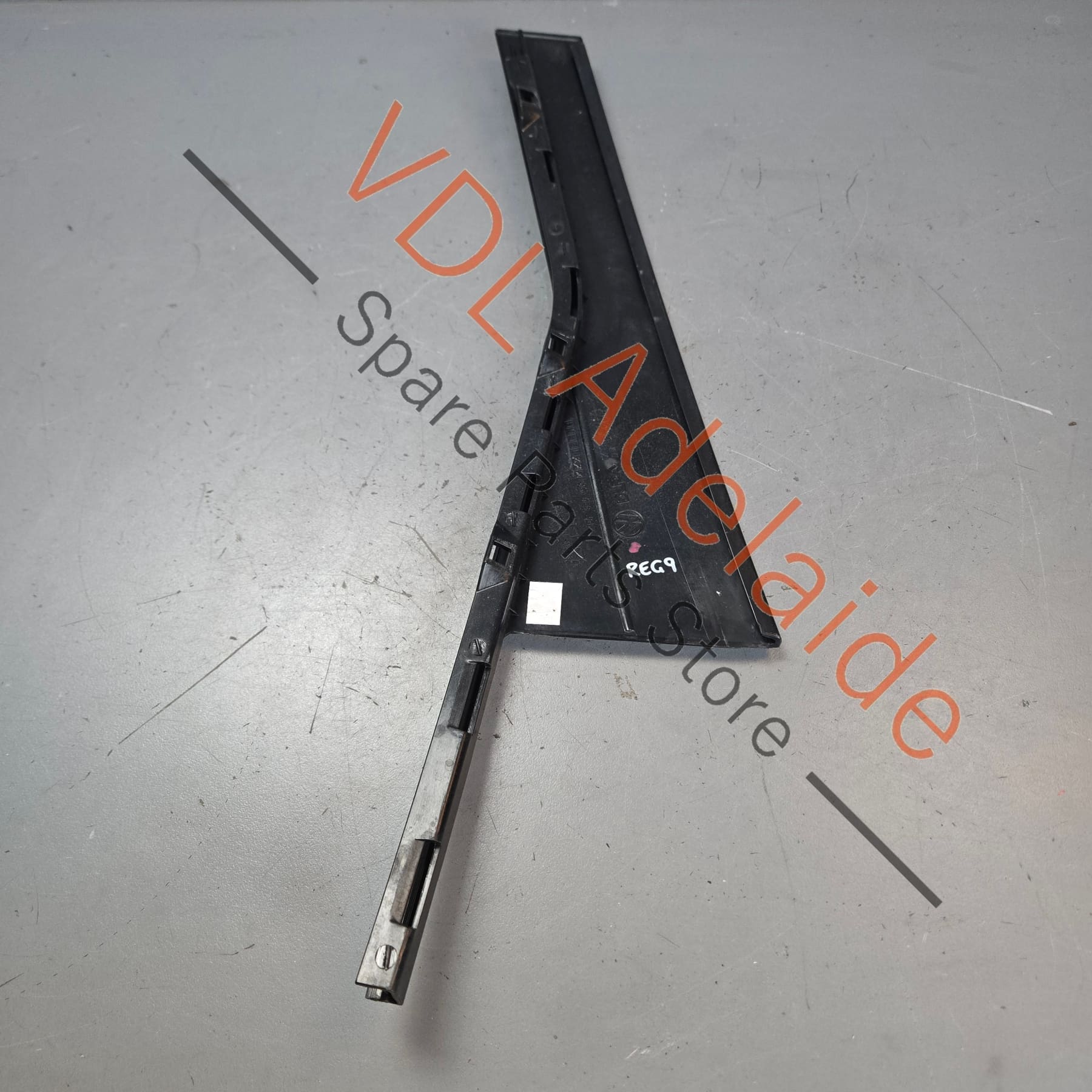 7P6839904C    VW Touareg 7P Rear Right Door Exterior Trim 7P6839904C