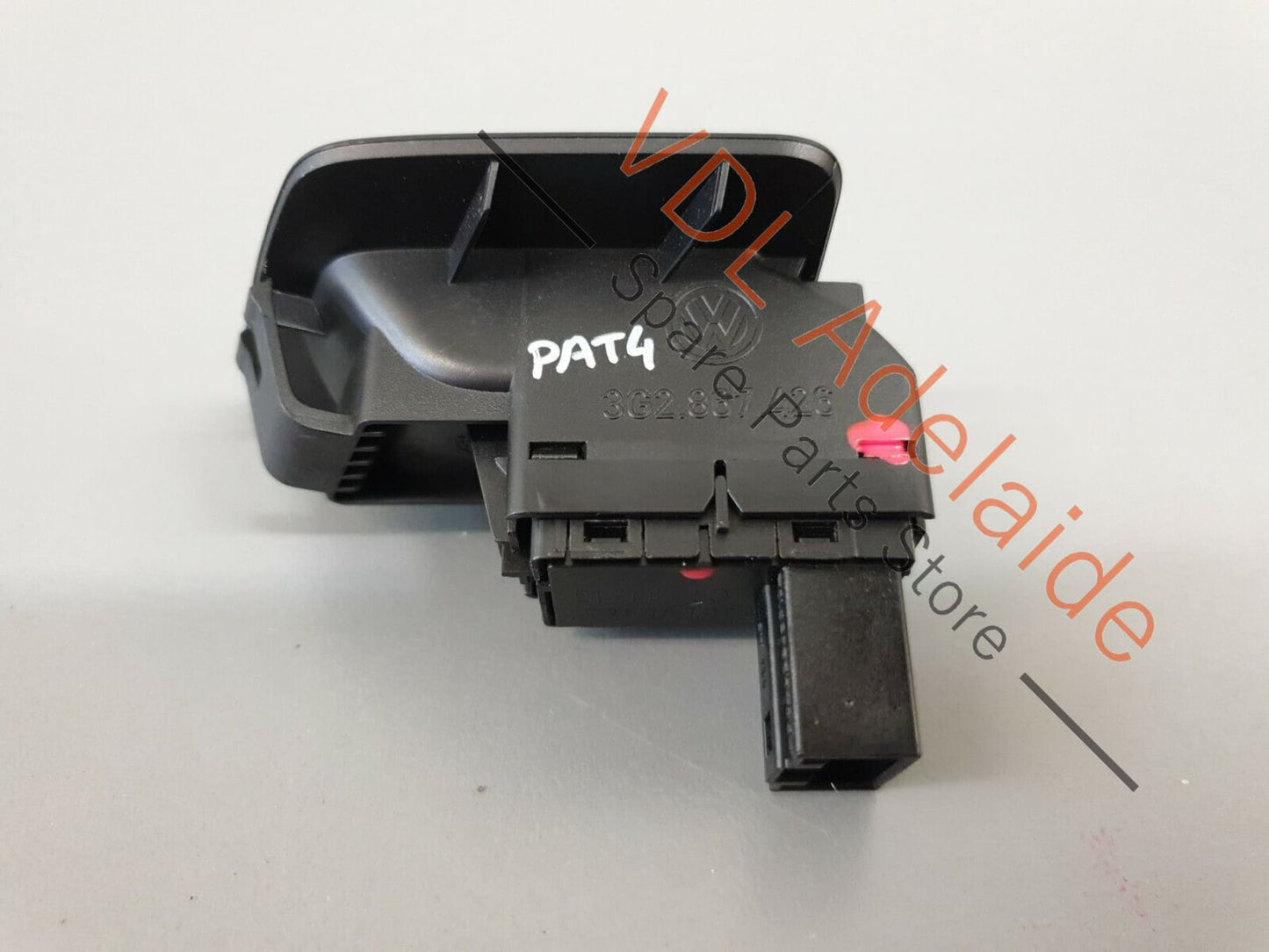 VW Passat Variant B8 3G Electric Tailgate Boot Release Switch 3G0959831 PAT4 3G0959831