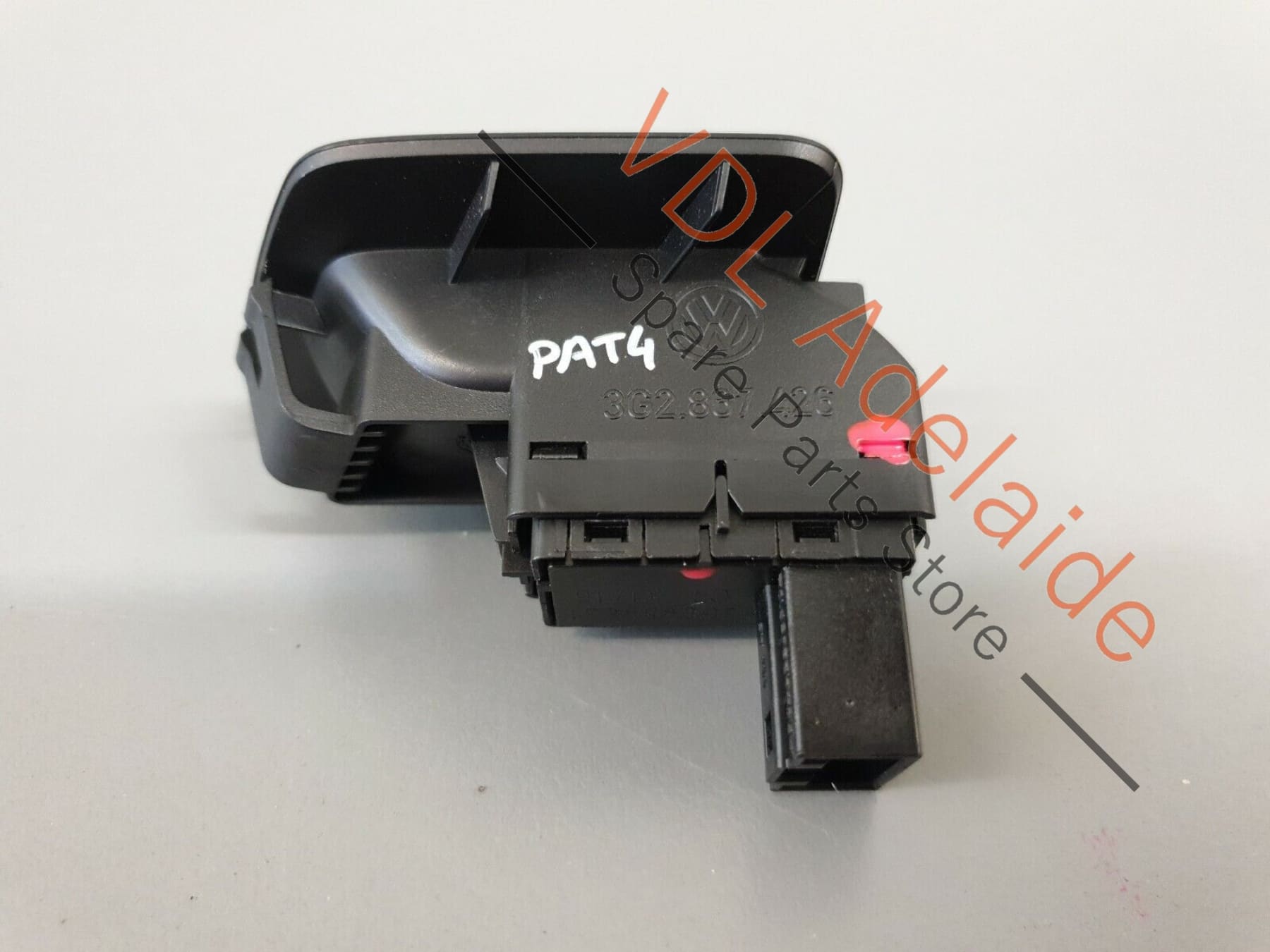 VW Passat Variant B8 3G Electric Tailgate Boot Release Switch 3G0959831 PAT4 3G0959831